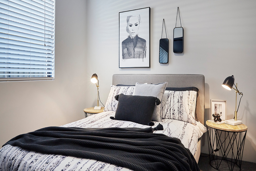 Nordisches Schlafzimmer mit weißer Wandfarbe, Teppichboden und grauem Boden in Perth