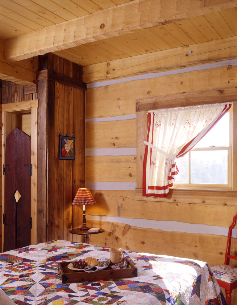 Idée de décoration pour une chambre parentale chalet de taille moyenne avec un mur marron et parquet clair.