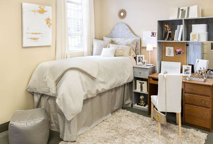 Aménagement d'une petite chambre contemporaine avec un mur beige et un sol en linoléum.