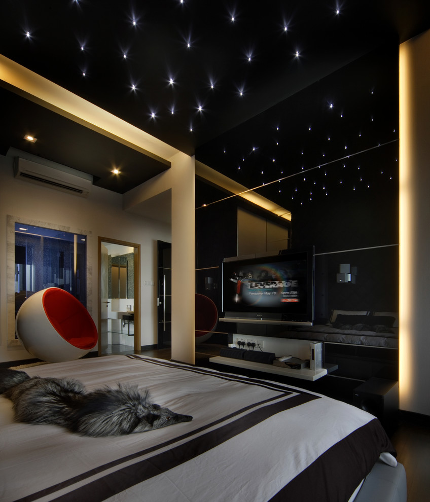 Imagen de dormitorio televisión y negro contemporáneo con paredes negras