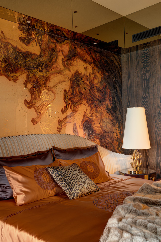 Idée de décoration pour une chambre parentale grise et rose design de taille moyenne avec un mur marron, un sol en bois brun et un sol marron.
