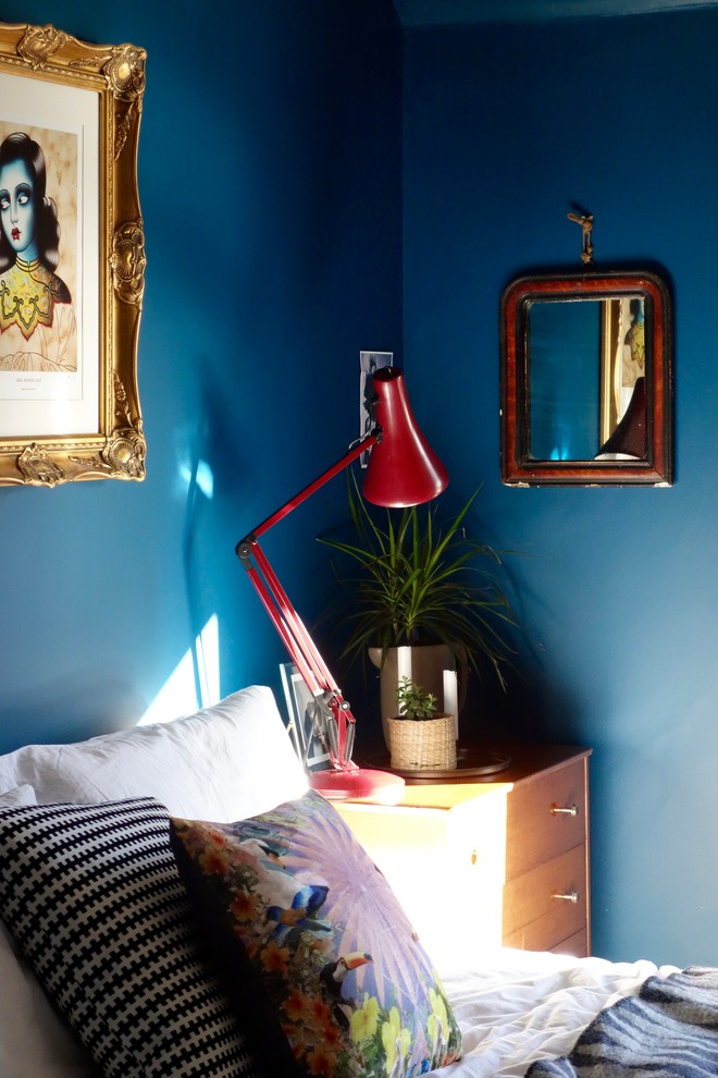 Inspiration pour une chambre parentale bohème de taille moyenne avec un mur bleu, parquet clair et aucune cheminée.