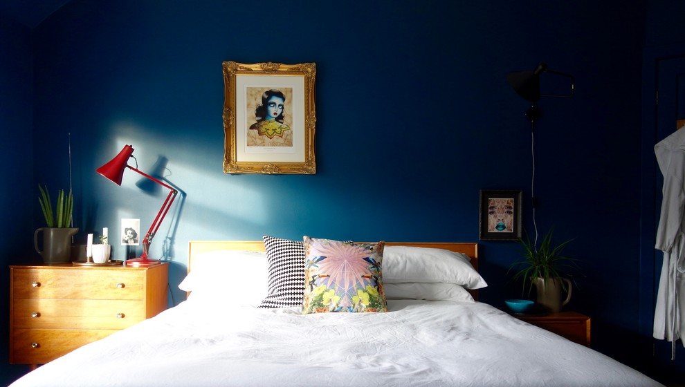 Foto de dormitorio principal vintage de tamaño medio con paredes azules y suelo de madera clara