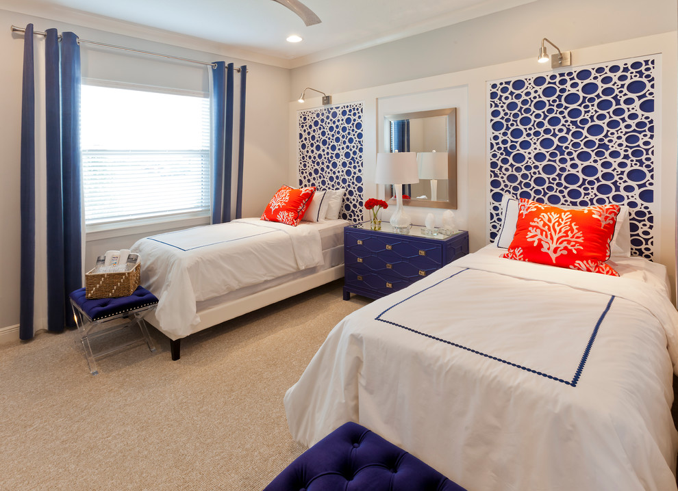 Ejemplo de habitación de invitados tradicional renovada de tamaño medio con paredes beige, moqueta y suelo beige