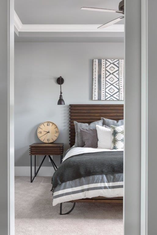 Imagen de habitación de invitados de estilo de casa de campo de tamaño medio con paredes grises, moqueta y suelo gris