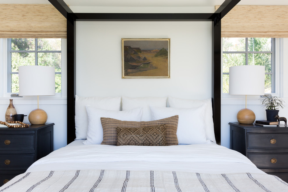 На фото: хозяйская спальня в стиле неоклассика (современная классика) с белыми стенами без камина с