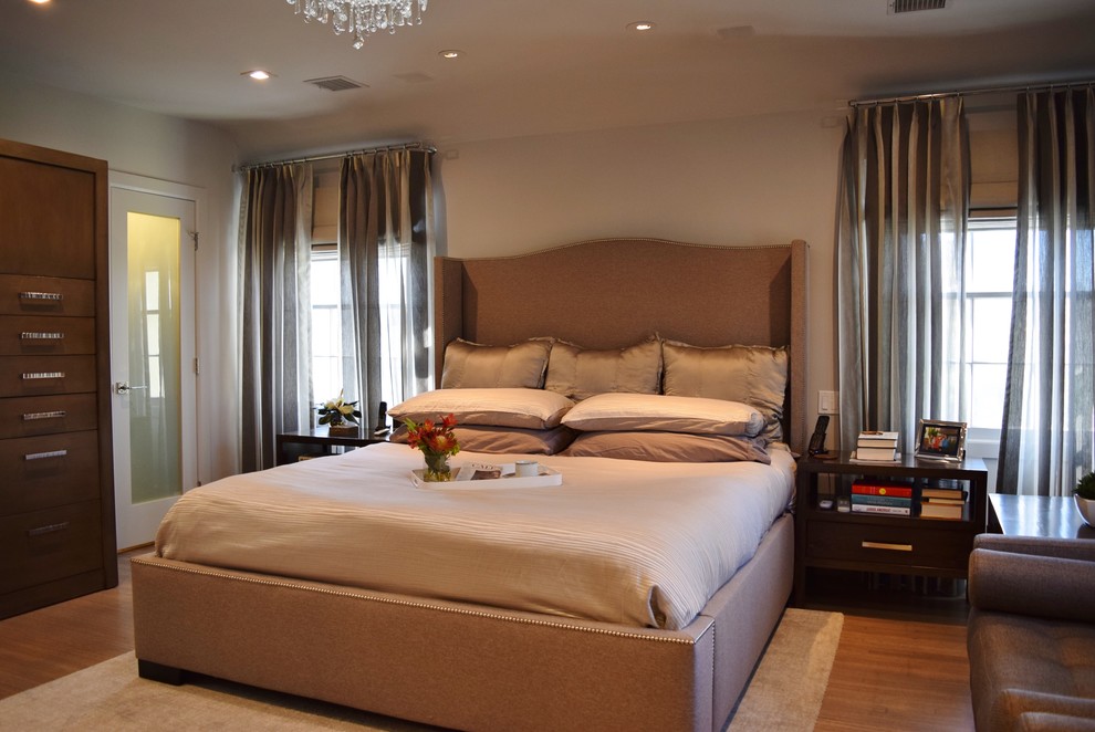 Свежая идея для дизайна: хозяйская спальня среднего размера в современном стиле с бежевыми стенами и паркетным полом среднего тона - отличное фото интерьера