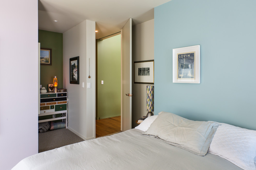 Cette image montre une chambre design avec un mur bleu.