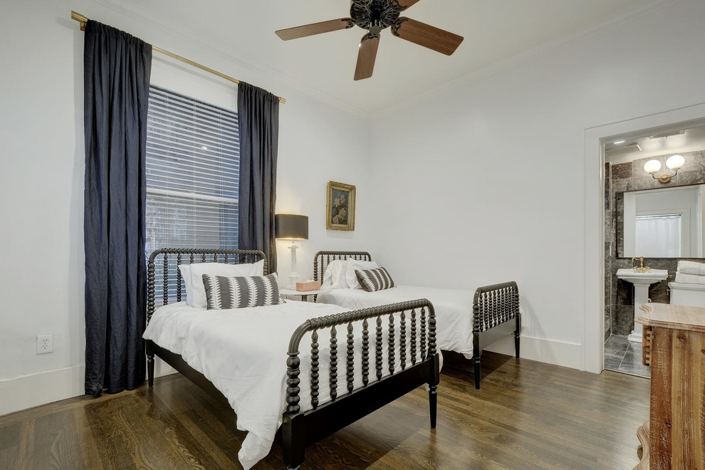 Свежая идея для дизайна: гостевая спальня (комната для гостей), в белых тонах с отделкой деревом в классическом стиле с белыми стенами, темным паркетным полом, коричневым полом, многоуровневым потолком и синими шторами - отличное фото интерьера