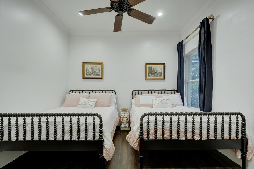 На фото: гостевая спальня (комната для гостей), в белых тонах с отделкой деревом в классическом стиле с белыми стенами, темным паркетным полом, коричневым полом, многоуровневым потолком и синими шторами