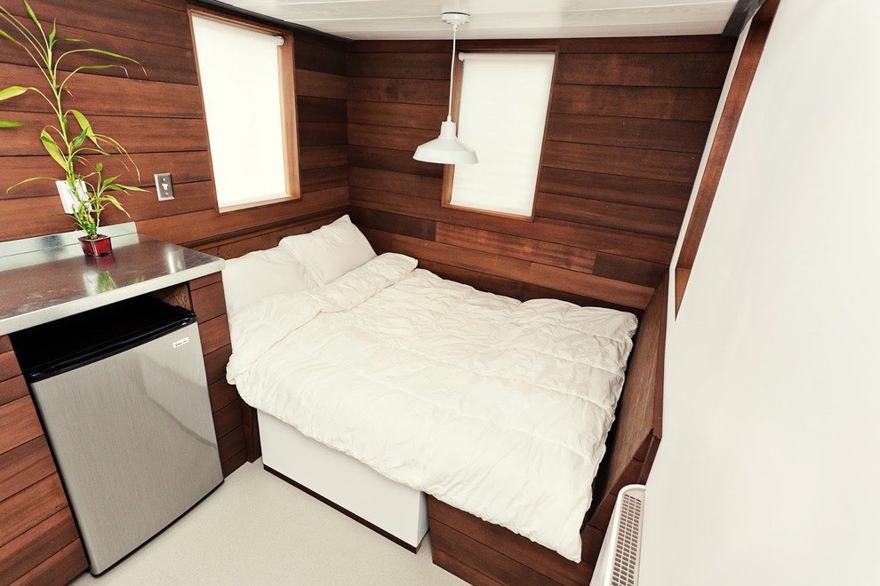 Стильный дизайн: маленькая гостевая спальня (комната для гостей) в стиле модернизм с коричневыми стенами и полом из линолеума для на участке и в саду - последний тренд