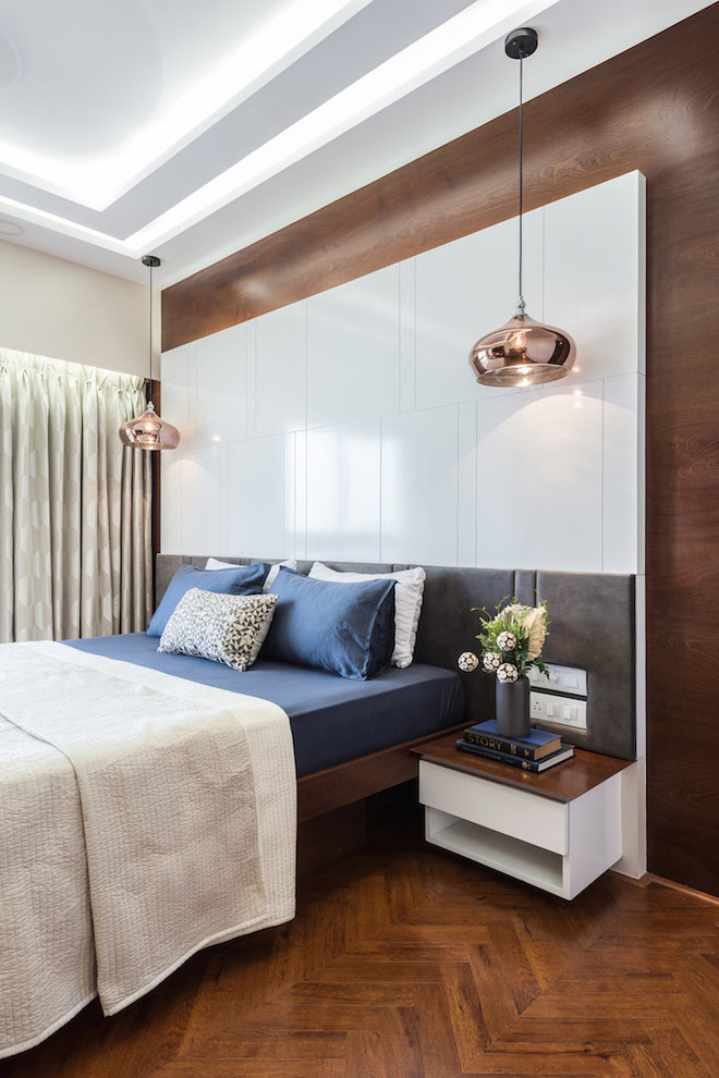 Пример оригинального дизайна: хозяйская спальня в современном стиле с коричневыми стенами, темным паркетным полом и коричневым полом