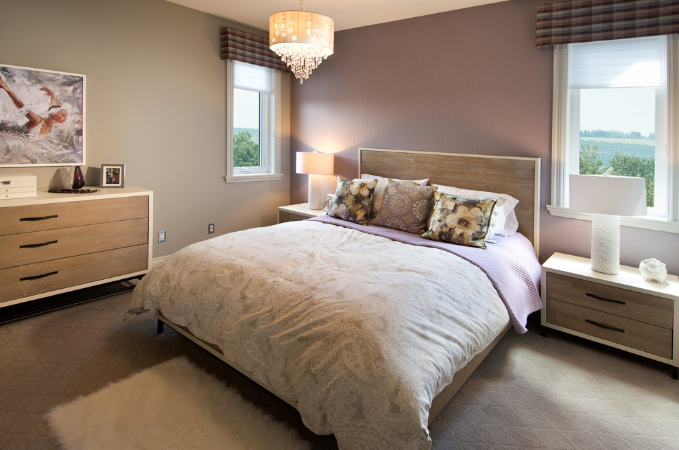На фото: гостевая спальня (комната для гостей) в современном стиле с фиолетовыми стенами и ковровым покрытием с