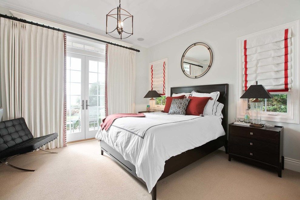 На фото: хозяйская спальня в классическом стиле с серыми стенами, ковровым покрытием и бежевым полом с