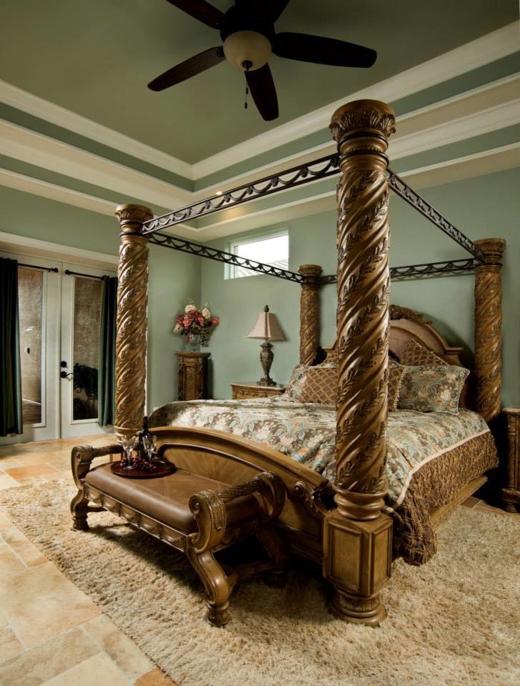 Imagen de dormitorio principal mediterráneo con paredes verdes y suelo de travertino