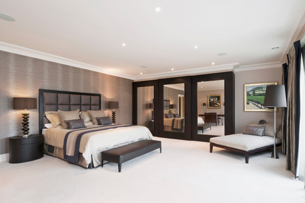 バッキンガムシャーにあるコンテンポラリースタイルのおしゃれな寝室 (グレーとクリーム色)