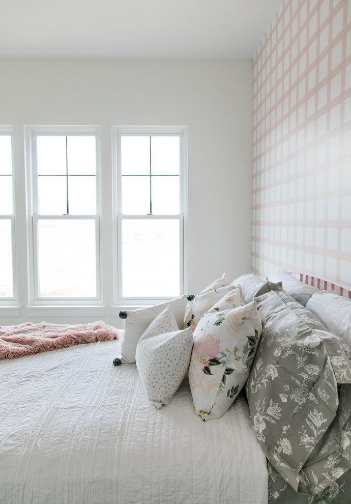 На фото: гостевая спальня среднего размера, (комната для гостей) в стиле кантри с белыми стенами без камина