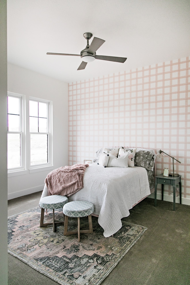 ソルトレイクシティにある中くらいなカントリー風のおしゃれな客用寝室 (白い壁、カーペット敷き、暖炉なし、グレーの床) のインテリア