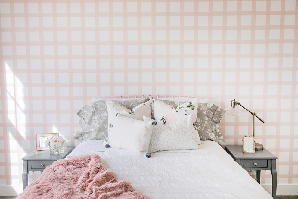 Foto de habitación de invitados de estilo de casa de campo de tamaño medio sin chimenea con paredes blancas, moqueta y suelo gris