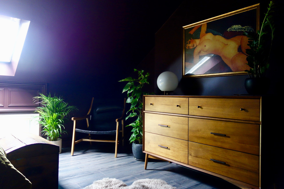 На фото: хозяйская спальня среднего размера в стиле ретро с фиолетовыми стенами, полом из ламината и коричневым полом с
