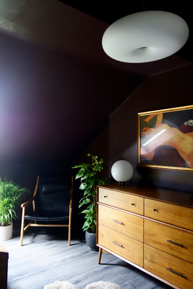 Идея дизайна: хозяйская спальня среднего размера в стиле ретро с фиолетовыми стенами, полом из ламината и коричневым полом