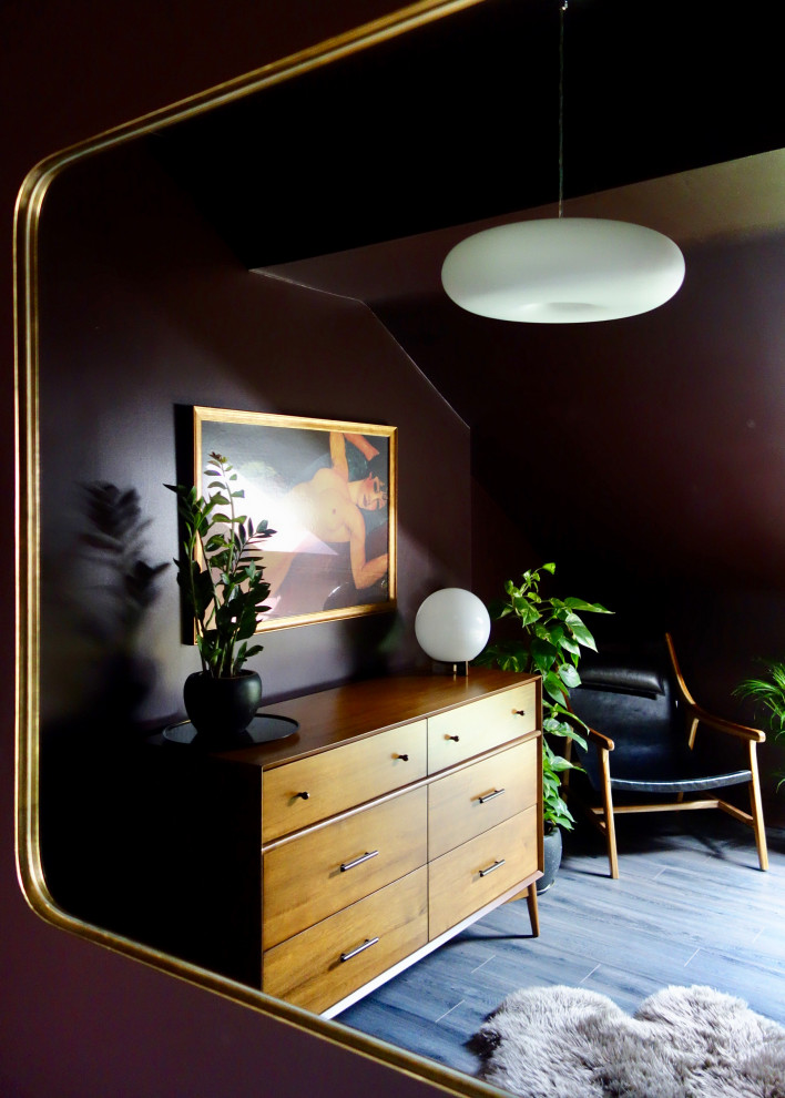 Foto de dormitorio principal vintage de tamaño medio con paredes púrpuras, suelo laminado y suelo marrón