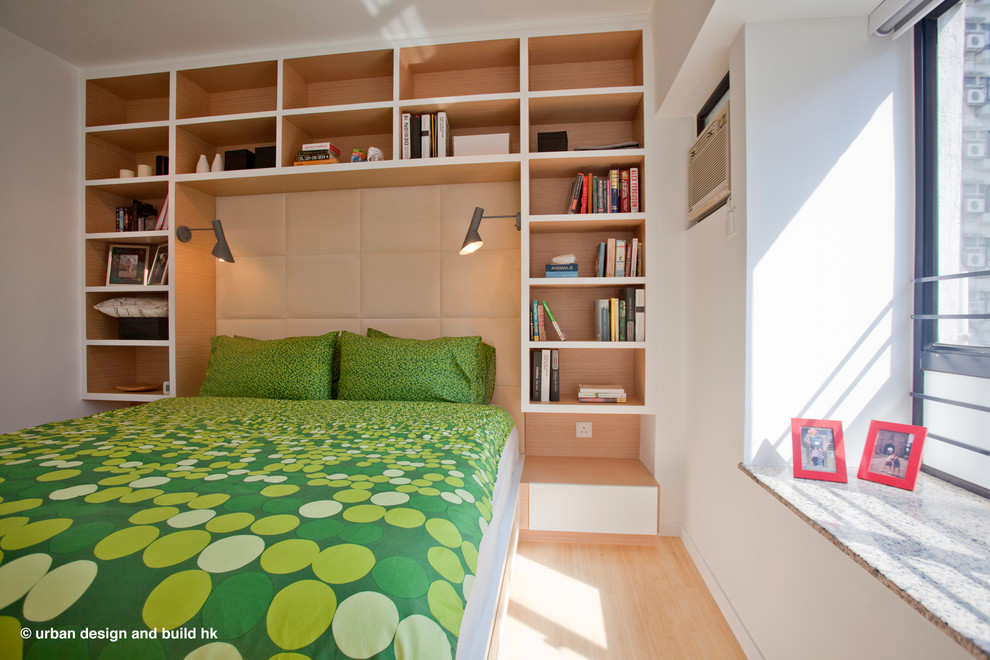 Inspiration för mellanstora moderna sovrum, med bambugolv