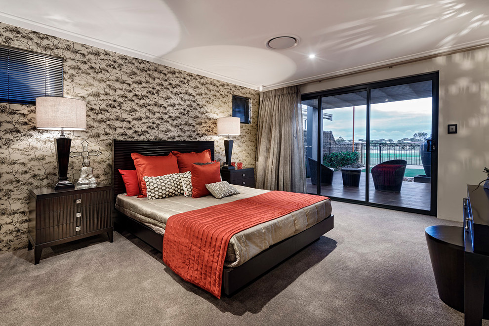 На фото: большая хозяйская спальня в современном стиле с серыми стенами и ковровым покрытием с