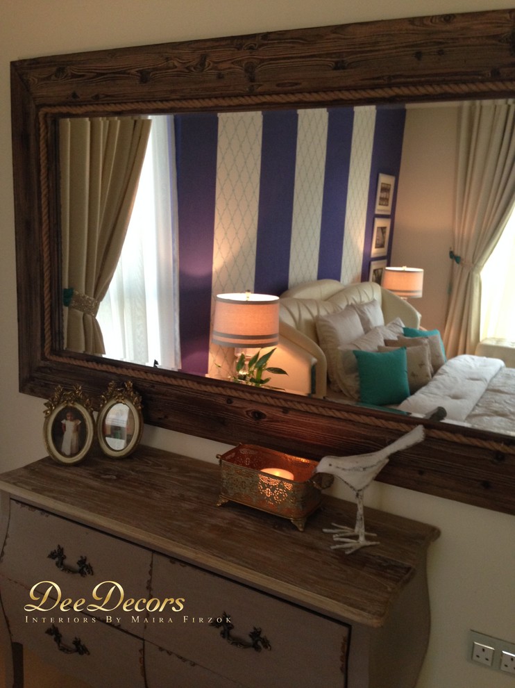 Foto de dormitorio principal romántico de tamaño medio sin chimenea con paredes azules y suelo de baldosas de cerámica