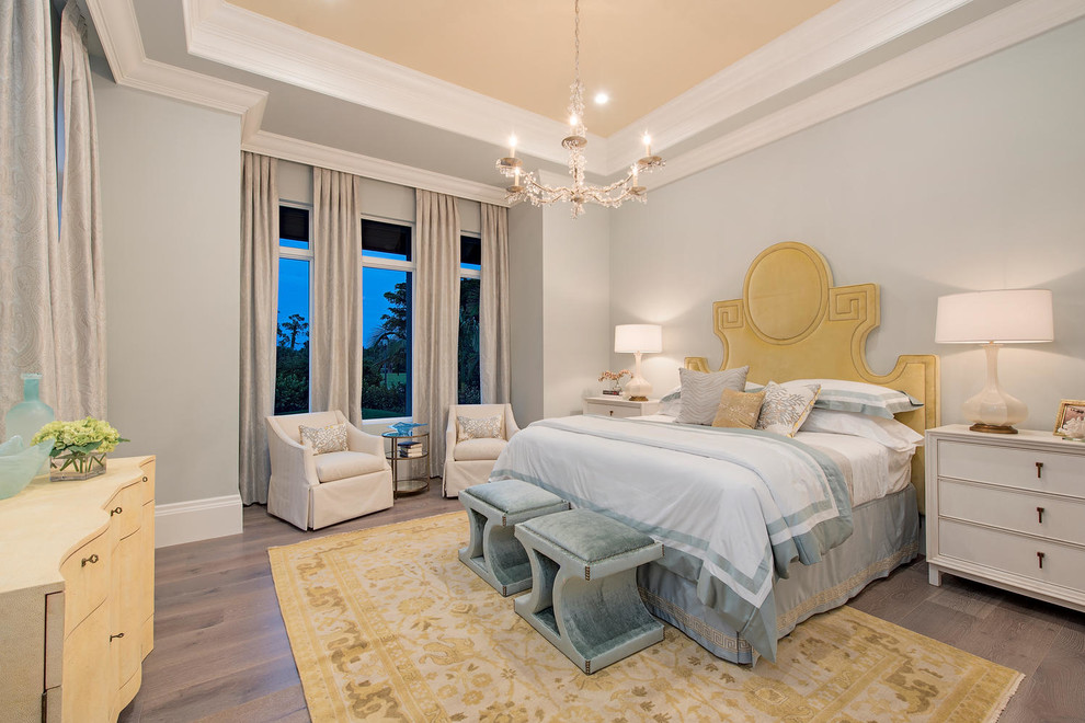 Modelo de habitación de invitados clásica renovada extra grande con paredes azules y suelo de madera en tonos medios