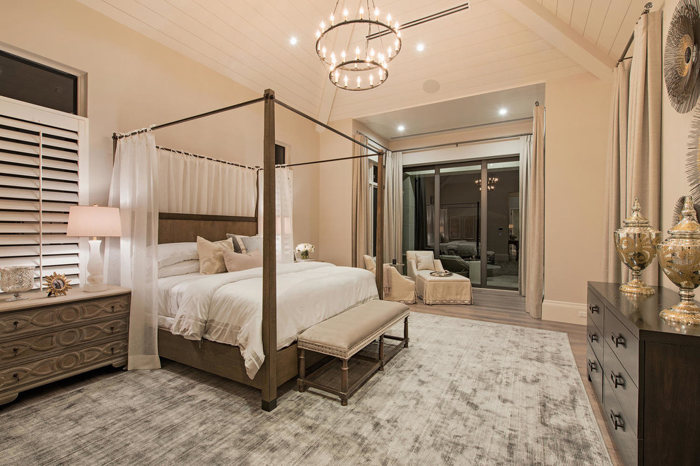 Idee per un'ampia camera matrimoniale chic con pareti beige e pavimento in legno massello medio