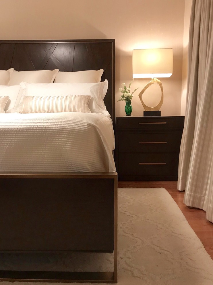 Foto de dormitorio principal, televisión, blanco y beige y blanco minimalista de tamaño medio con paredes beige, suelo de madera en tonos medios y suelo marrón