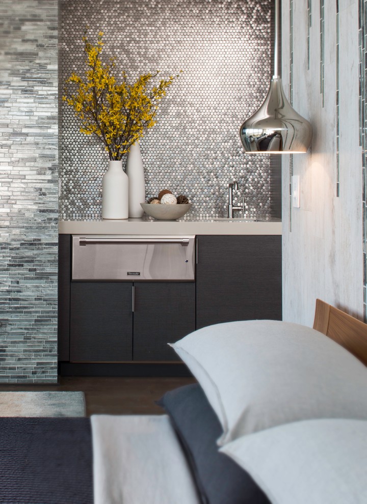 Großes Modernes Hauptschlafzimmer mit Porzellan-Bodenfliesen, grauer Wandfarbe, Gaskamin und Kaminumrandung aus Stein in Sacramento