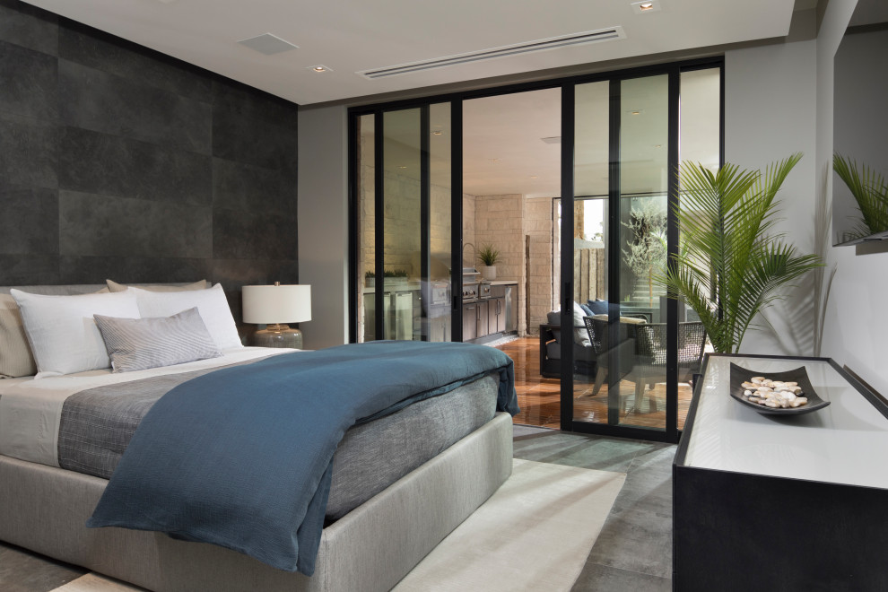 На фото: хозяйская спальня среднего размера в современном стиле с серыми стенами, полом из керамогранита и серым полом с