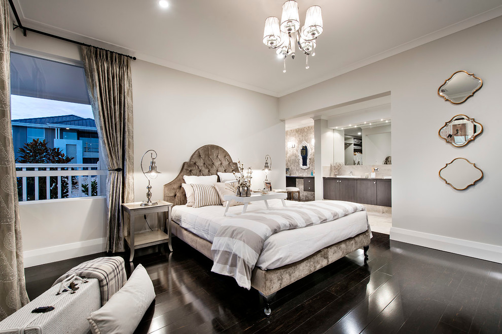 Modelo de dormitorio clásico renovado grande con paredes blancas y suelo de madera oscura
