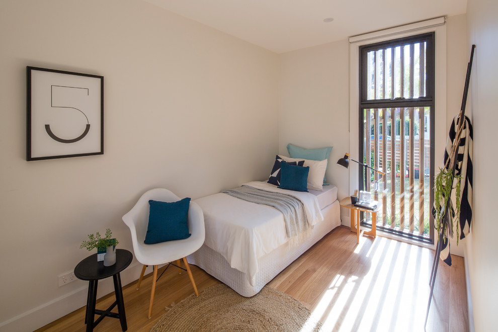 Свежая идея для дизайна: гостевая спальня среднего размера, (комната для гостей) в современном стиле с белыми стенами и светлым паркетным полом - отличное фото интерьера