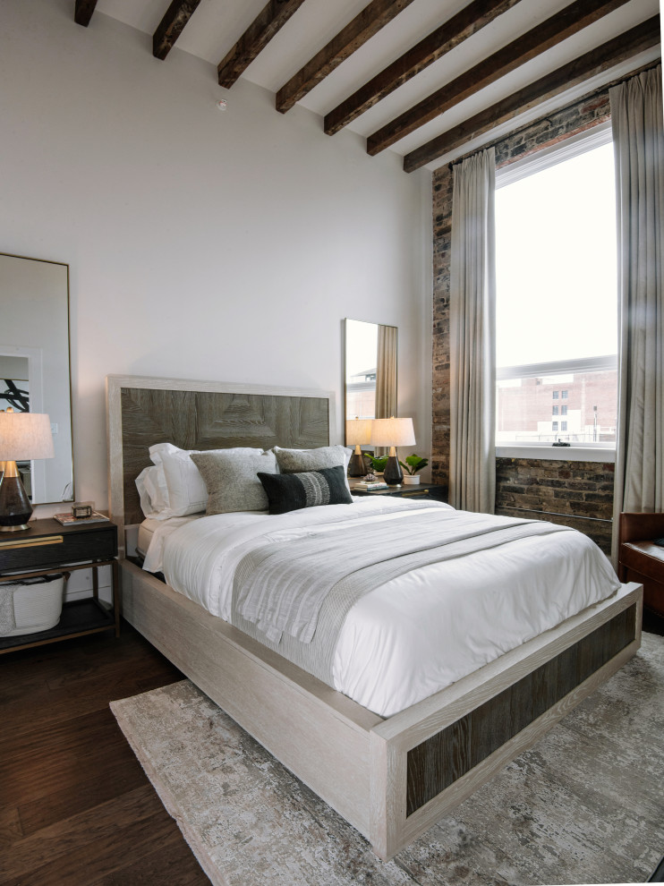 Свежая идея для дизайна: большая хозяйская спальня в современном стиле с белыми стенами, паркетным полом среднего тона и коричневым полом - отличное фото интерьера