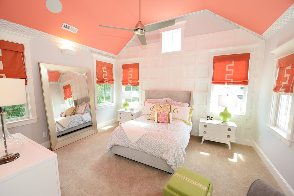 ローリーにある広いコンテンポラリースタイルのおしゃれな客用寝室 (グレーの壁、カーペット敷き、暖炉なし、ベージュの床) のレイアウト
