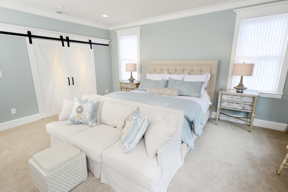 Идея дизайна: большая хозяйская спальня в стиле кантри с синими стенами, ковровым покрытием и бежевым полом без камина