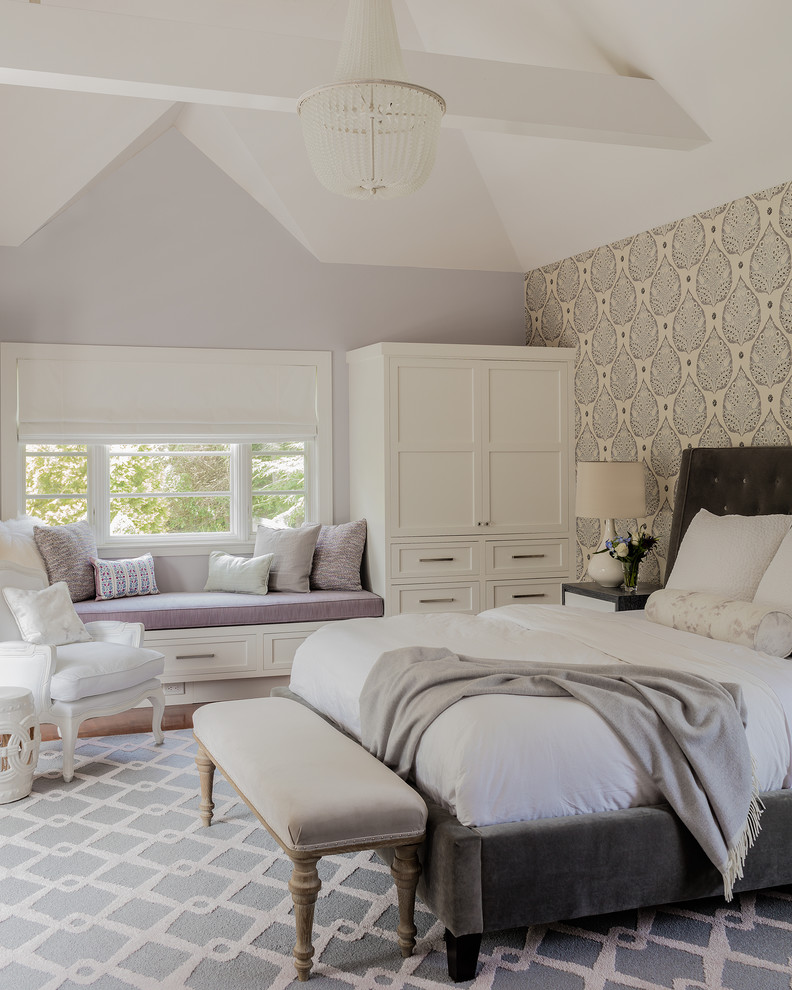 Foto de dormitorio principal clásico renovado grande con paredes grises, suelo de madera en tonos medios y suelo marrón