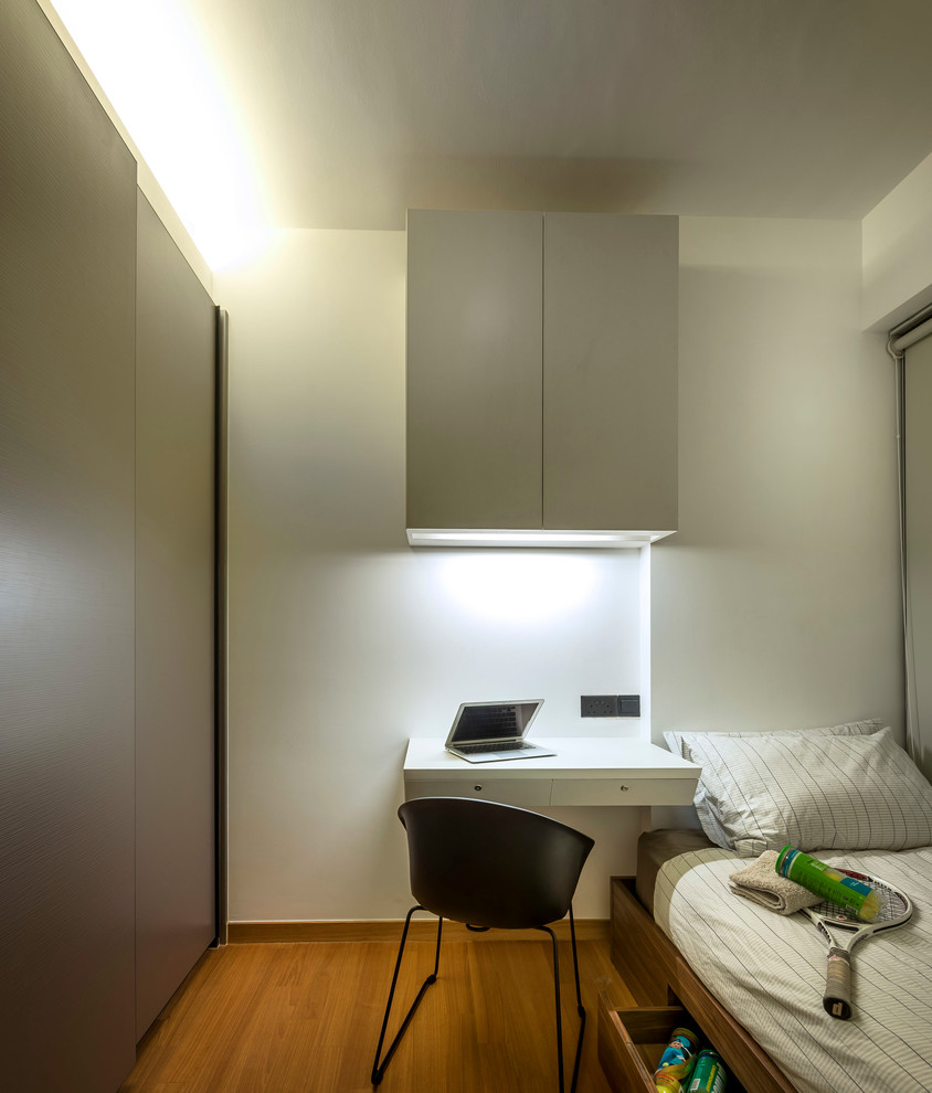 Idées déco pour une petite chambre éclectique avec un mur blanc et un sol en bois brun.