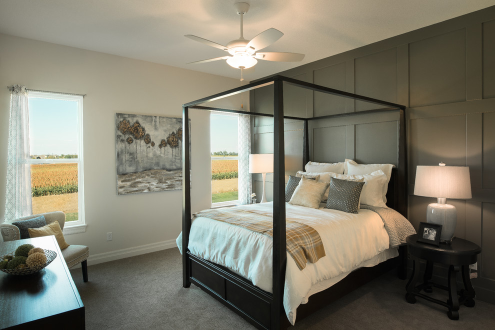 Mittelgroßes Country Hauptschlafzimmer mit beiger Wandfarbe und Teppichboden in Wichita