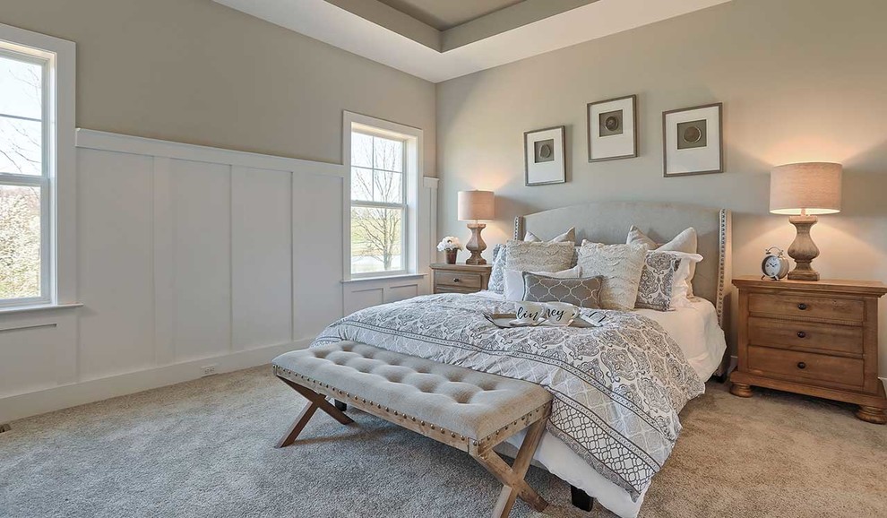 Großes Uriges Hauptschlafzimmer ohne Kamin mit grauer Wandfarbe, Teppichboden und weißem Boden in Sonstige