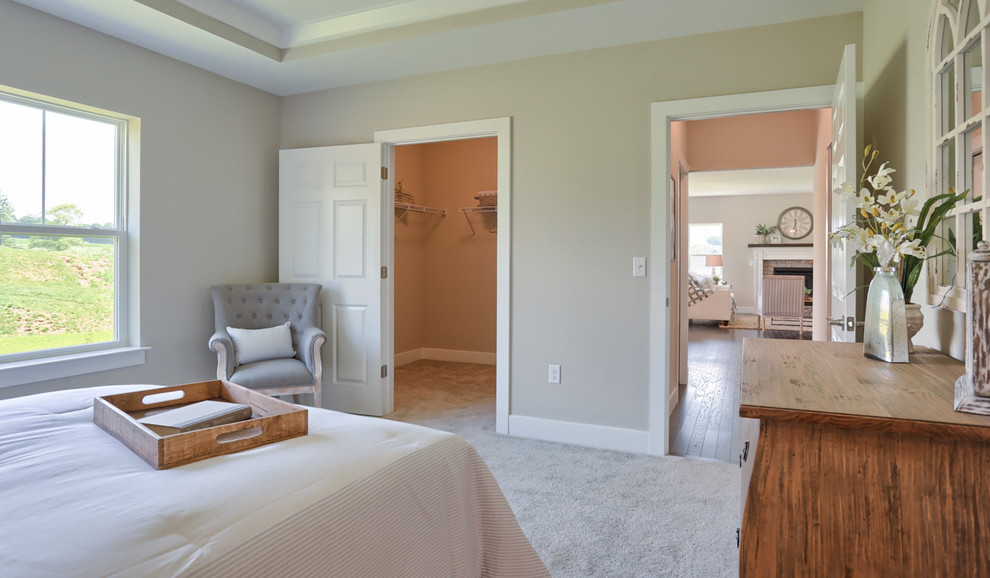 Imagen de dormitorio principal clásico grande con paredes grises, moqueta y suelo beige