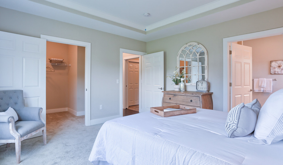 Idée de décoration pour une grande chambre tradition avec un mur gris et un sol beige.