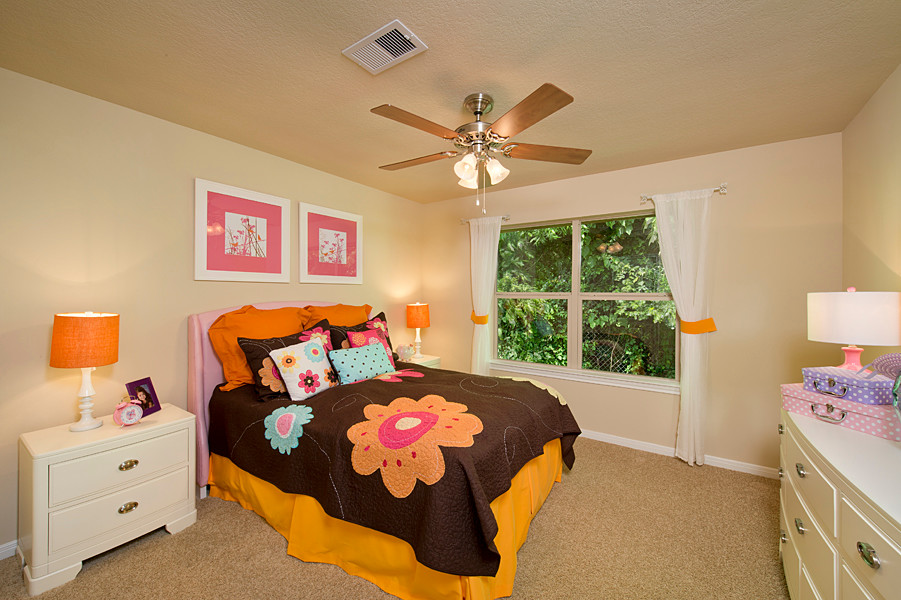 Diseño de habitación de invitados clásica de tamaño medio sin chimenea con paredes beige, moqueta y suelo beige