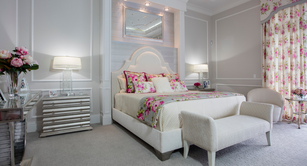 Modelo de dormitorio principal ecléctico de tamaño medio con paredes grises y moqueta