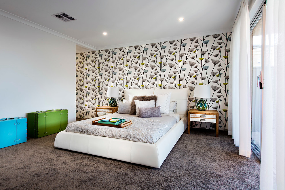 Modelo de dormitorio principal contemporáneo con paredes multicolor y moqueta
