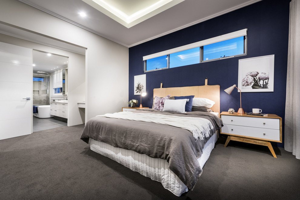 Imagen de dormitorio principal actual con paredes azules y moqueta