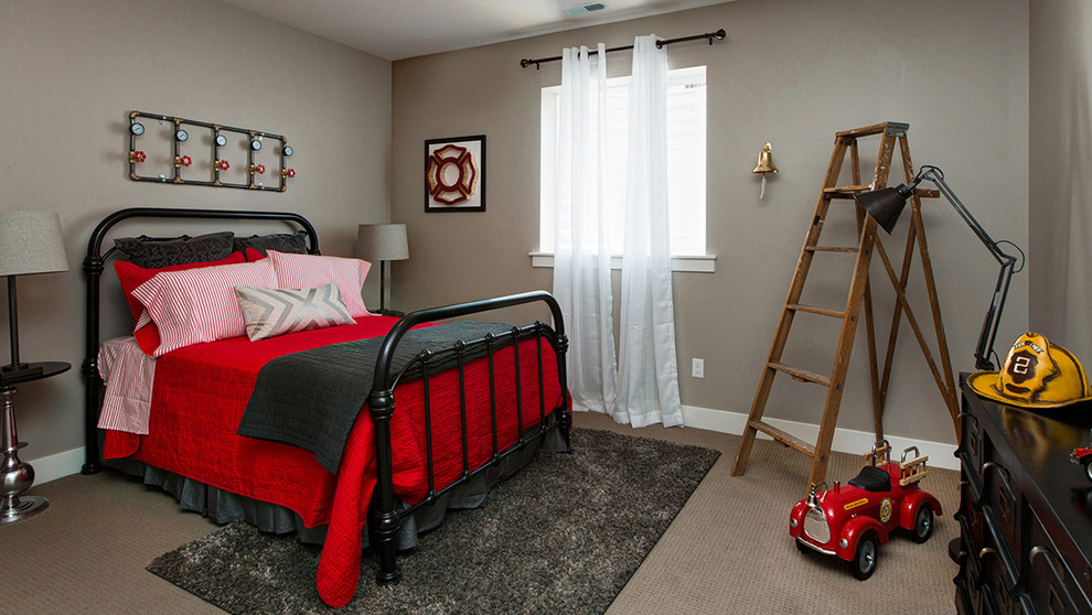 На фото: спальня на антресоли в стиле модернизм с бежевыми стенами и ковровым покрытием с